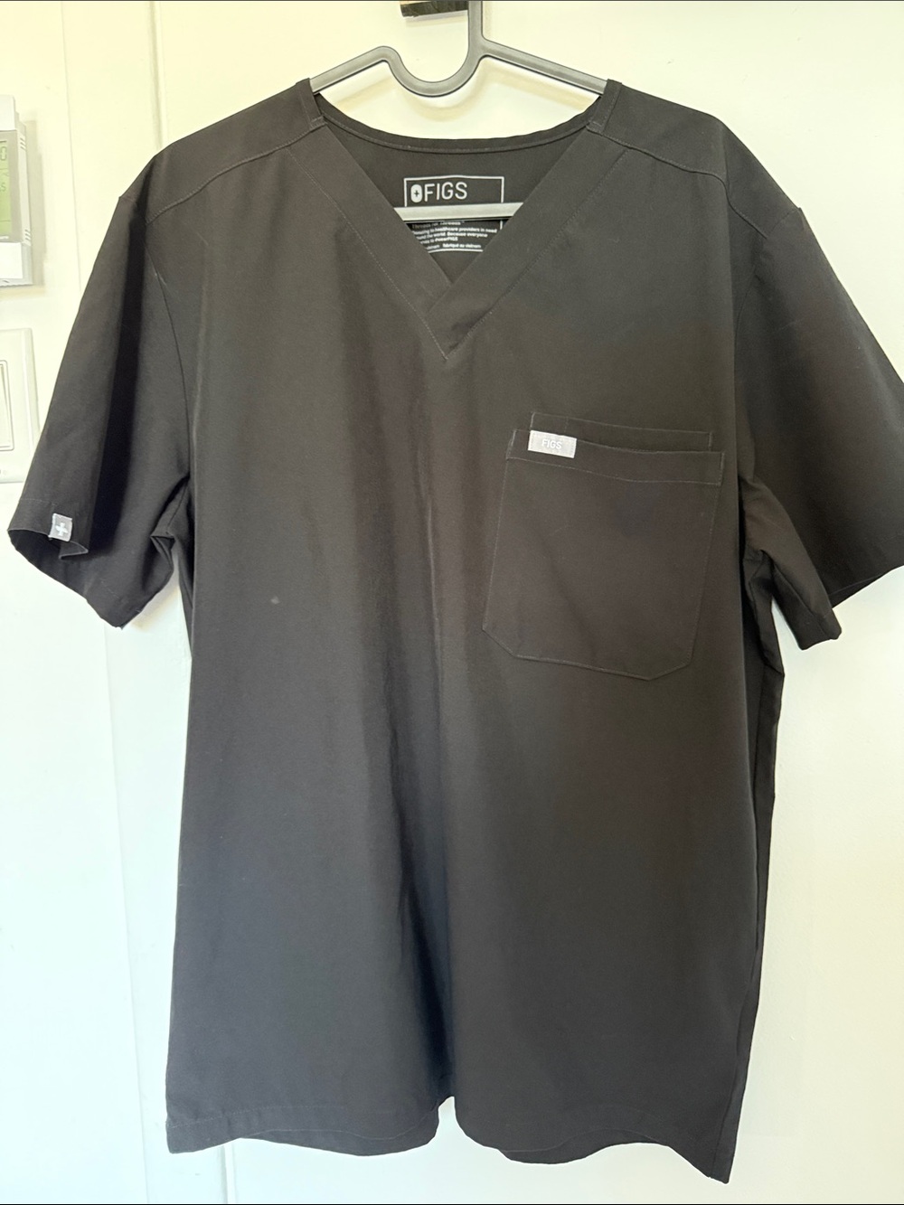 Figs Men's Short Sleeve V-Neck Scrub Top - Black